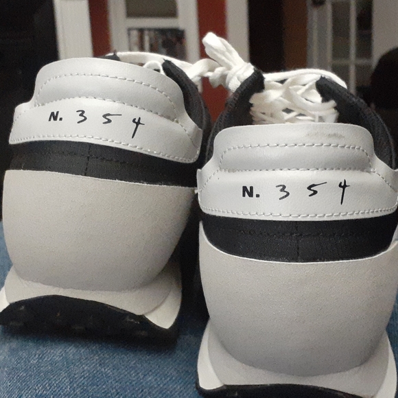 Nike Daybreakers Sneakers - Picture 2 of 3